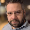 Mann mit Brille und kurzen Haaren