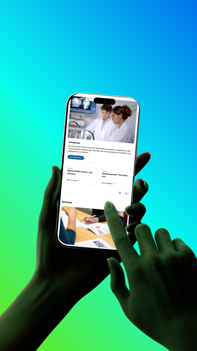Ein Smartphone wird von zwei Händen gehalten, auf dem Bildschirm sind Informationen und ein Bild von zwei Personen in weißen Laborkitteln zu sehen.