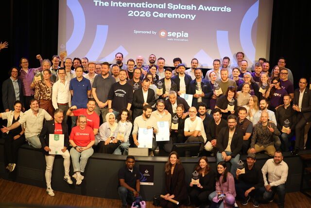 Gruppenfoto von Teilnehmern der International Splash Awards 2026 Zeremonie auf einer Bühne, lächelnd und posierend.