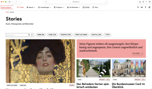 Ein Kunstwerk mit einer Frau in elegantem Kleid und einer auffälligen Kopfheizung, umgeben von goldenen Mustern.