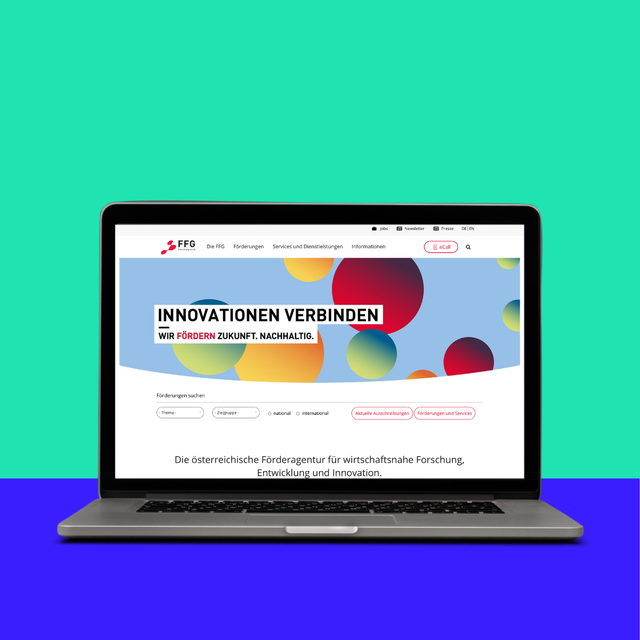 Ein Laptop zeigt die Webseite einer Organisation, die förderungswürdige Forschung und Innovationen präsentiert. Hintergrund in Grün und Blau.