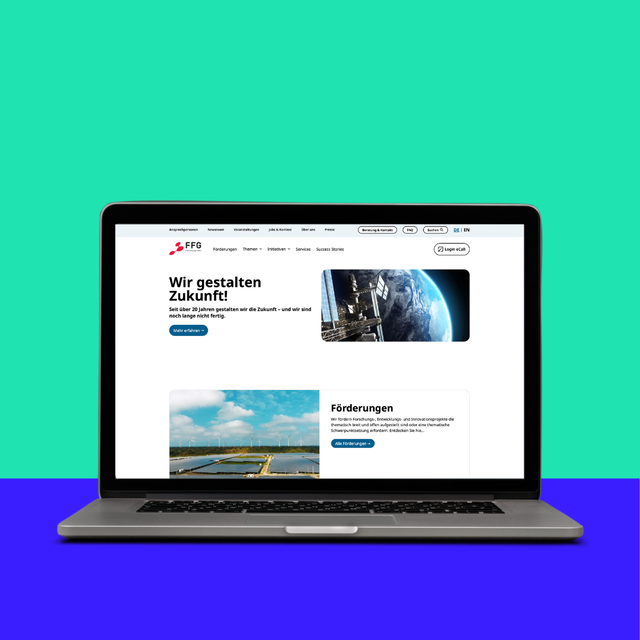 Laptop zeigt eine Website mit Inhalten über Zukunftsgestaltung und Förderungen, vor buntem Hintergrund.