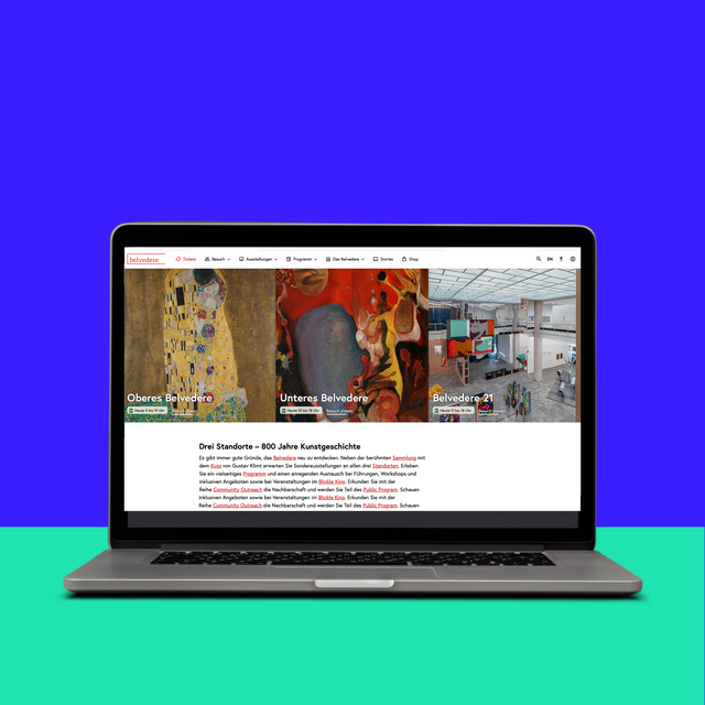 Laptop zeigt eine Website mit Kunstwerken und Ausstellungsinformationen auf farbigem Hintergrund.