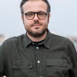 Portrait Jürgen Leidinger. Mann mit kurzen Haaren, Brille und kurzem Bart 