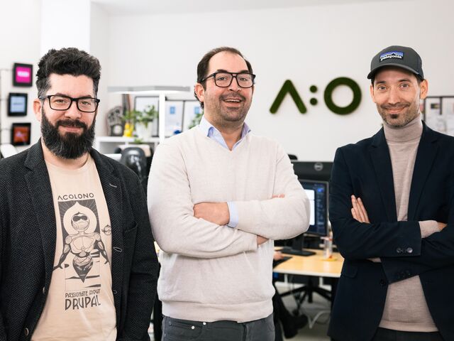Ein Bild von 3 Personen von einem Logo welches a:o symbolisiert